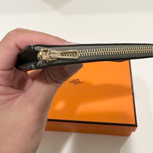 🆕 Hermes Roulis Slim Wallet Gris Meyer Permabrass - Picture 7 of 8